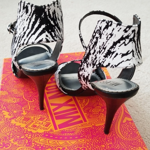 Black and White Sandals - Picture 4 of 8